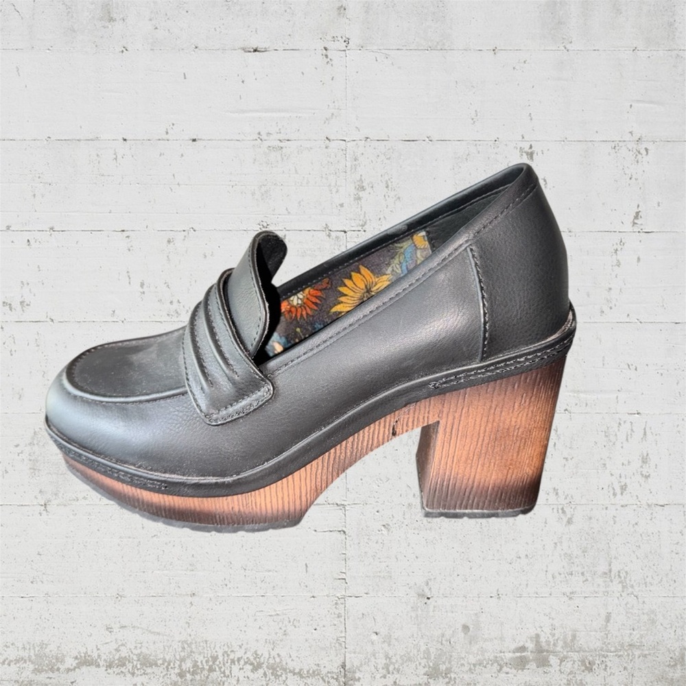 KorksRegina Black Platform Loafers with Wood-Tone Block Heel size 6